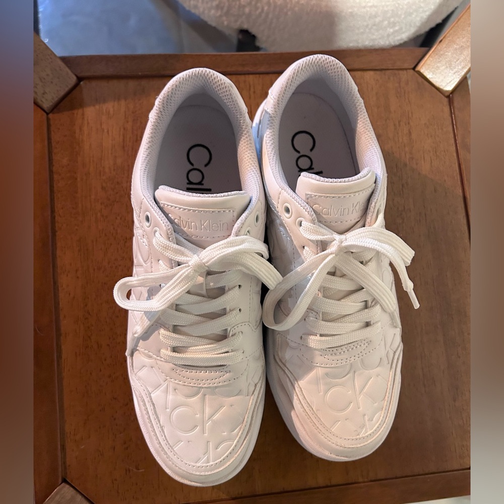 Women’s Calvin Klein White Casual Sneakers Size 9 Great Condition!